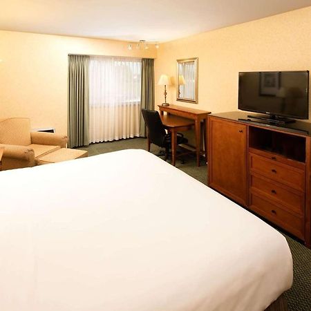 Red Lion Hotel Wenatchee City Center Экстерьер фото