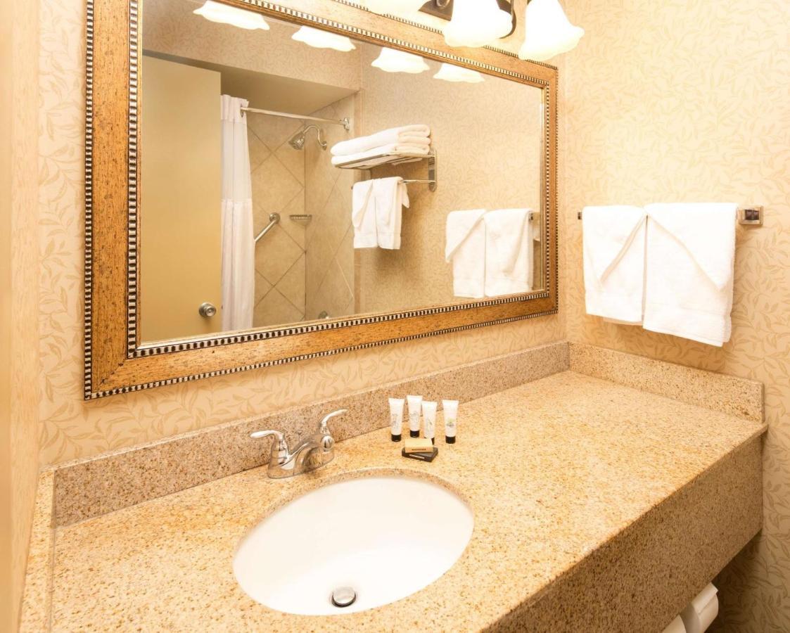 Red Lion Hotel Wenatchee City Center Экстерьер фото