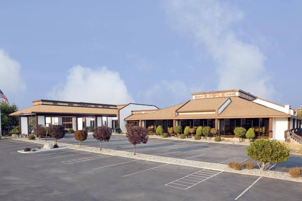 Red Lion Hotel Wenatchee City Center Экстерьер фото
